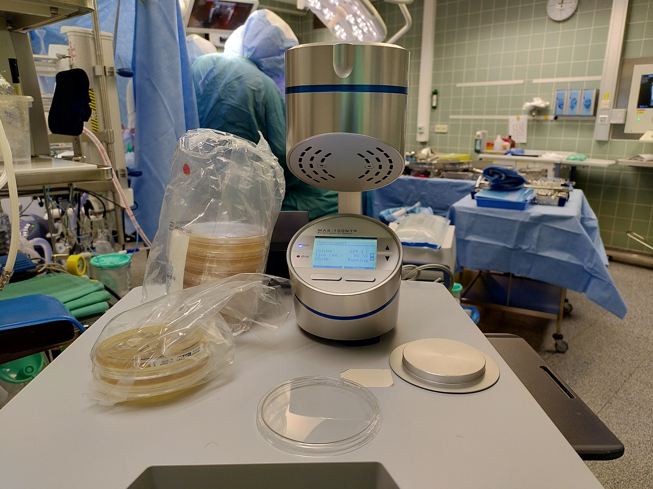 Luftkeimsammlung mittels Luftkeimsammler im laufenden Betrieb